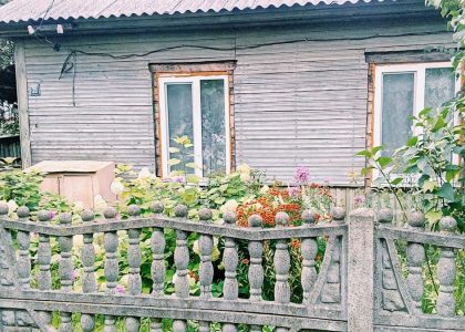 Ганцевичи цветы клумба возле дома частный сектор деревенский дом улица